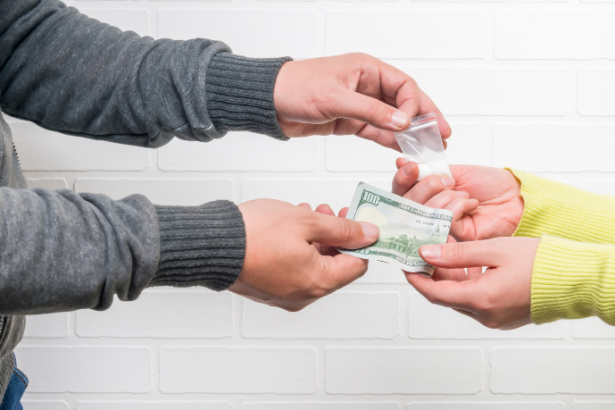 O desembargador Alexandre Victor De Carvalho traz uma nova visão sobre o tráfico de drogas, analisando as consequências penais e sociais das atuais políticas de encarceramento.