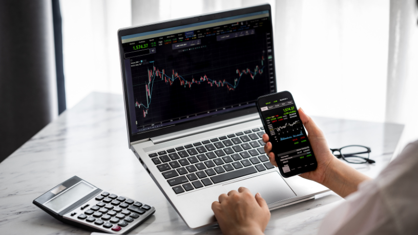 Teciomar Ábila explora como os algoritmos analisam dados para indicar o investimento ideal para cada perfil.