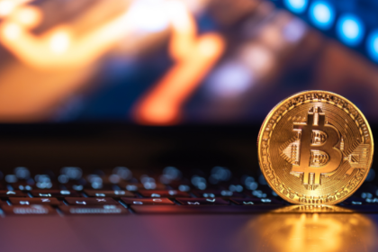 Bitcoin volta a recuar e reforça cautela do mercado diante de incertezas regulatórias