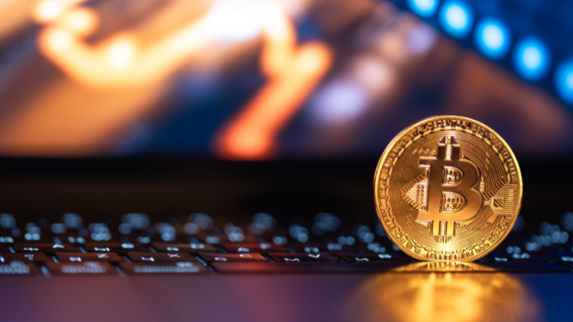 Bitcoin volta a recuar e reforça cautela do mercado diante de incertezas regulatórias