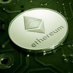 Moeda de Ethereum em close sobre uma placa de circuito, representando tecnologia de blockchain e criptomoedas.