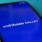 Smartphone exibindo a interface da carteira digital Coinbase para transações com criptomoedas