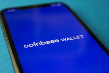 Smartphone exibindo a interface da carteira digital Coinbase para transações com criptomoedas