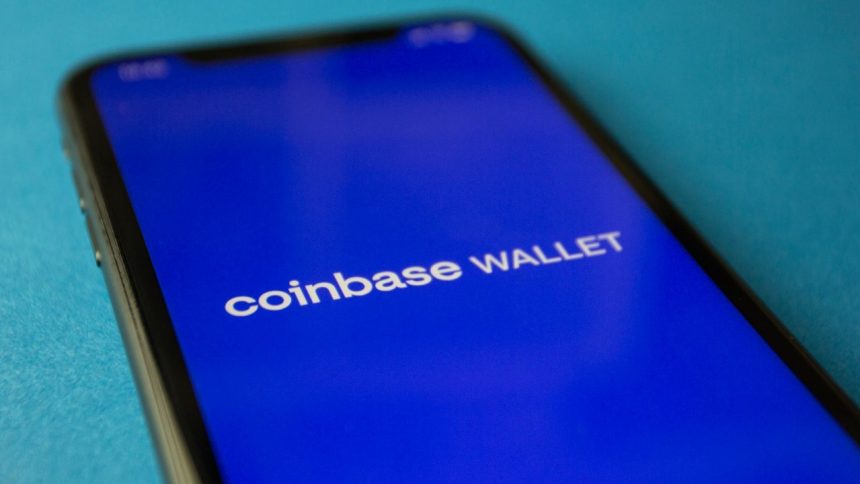 Smartphone exibindo a interface da carteira digital Coinbase para transações com criptomoedas