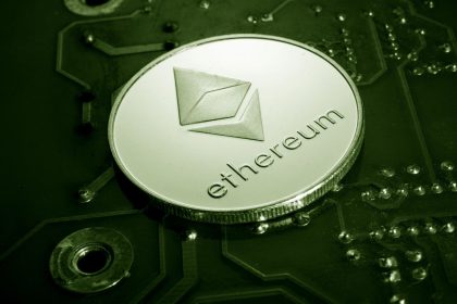 Moeda de Ethereum em close sobre uma placa de circuito, representando tecnologia de blockchain e criptomoedas.