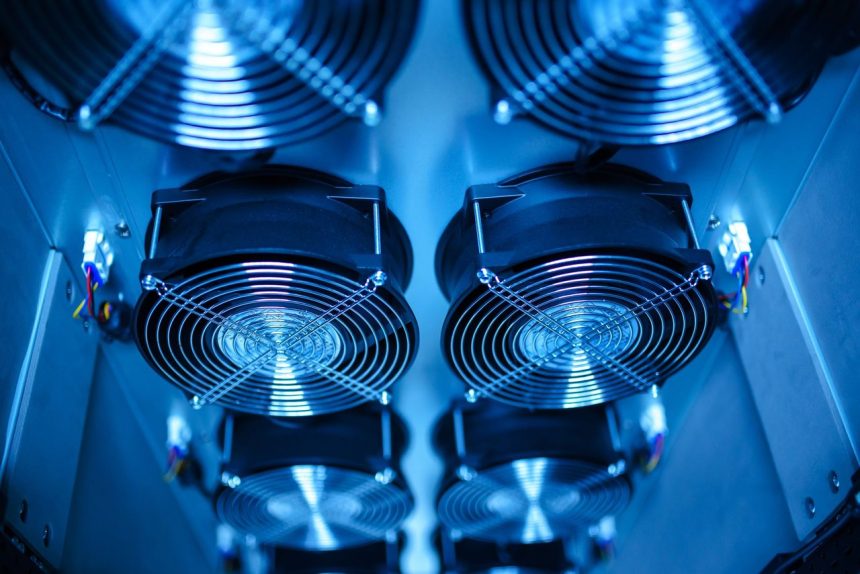 Close de ventiladores de resfriamento em uma sala de servidores, representando a infraestrutura e a eficiência operacional de um data center.
