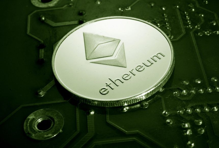 Moeda de Ethereum em close sobre uma placa de circuito, representando tecnologia de blockchain e criptomoedas.